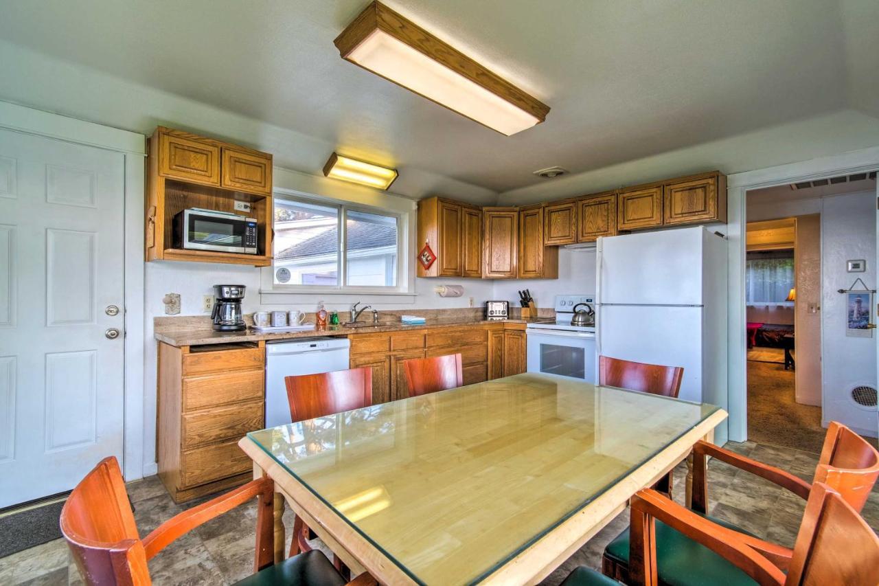 Cliffside Lighthouse Beach Home With Ocean View Coos Bay Exteriör bild